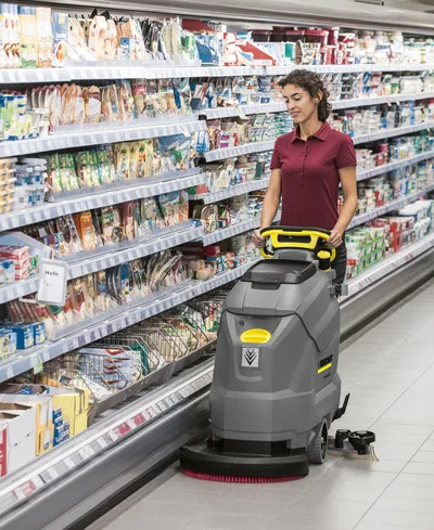 Qual a vantagem da lavadora e secadora de piso em supermercado?